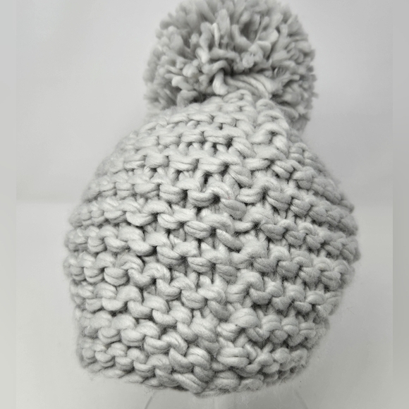 VINCE CAMUTO CHUNKY KNITWEAR CROCHET KNIT LIGHT GREY POM POM BEANIE HAT WOMEN OS - Picture 4 of 12
